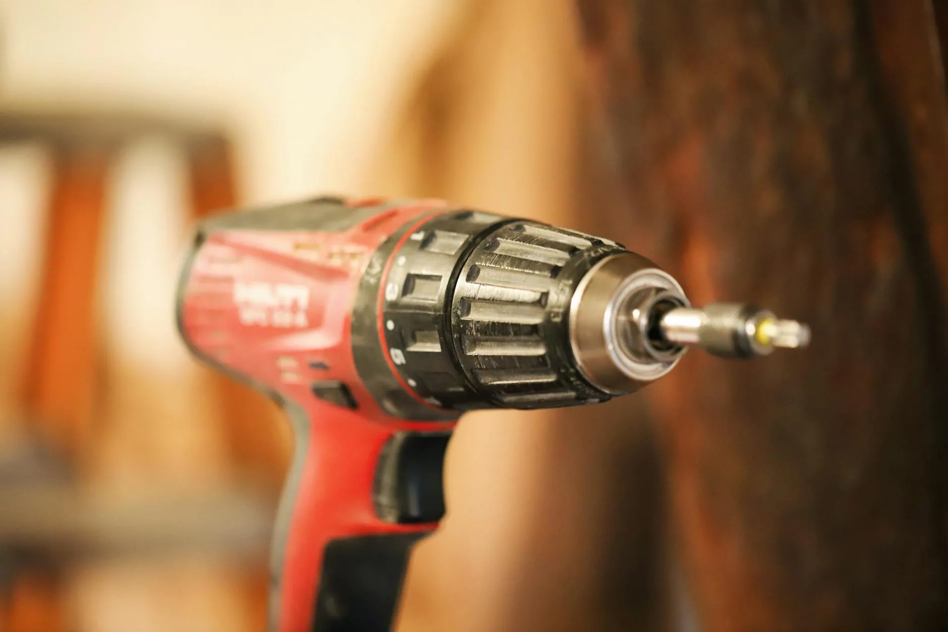 Cordless power tool with rechargeable battery